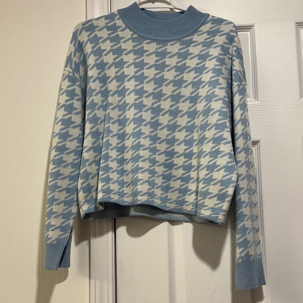 H&M Light Blue and Cream Houndstooth Sweater